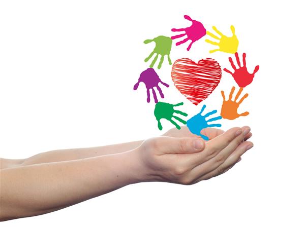 مفهوم یا نماد قلب قرمز مفهومی با دست کودک دایره مارپیچی را که روی زمینه سفید قرار گرفته است استعاره از عشق مراقبت دوستی شاد خانوادگی محافظت عاشقانه یا ایمنی چاپ می کند