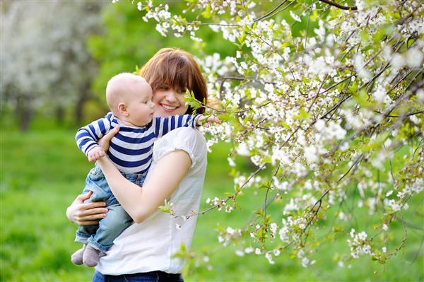 کودک و مادر جوانش در باغ شکوفه ها