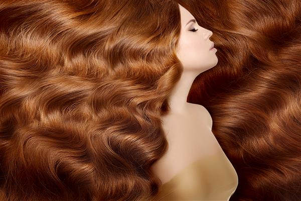 مدل زن با موهای قرمز بلند مدل موهای موج دار سالن آرایش
