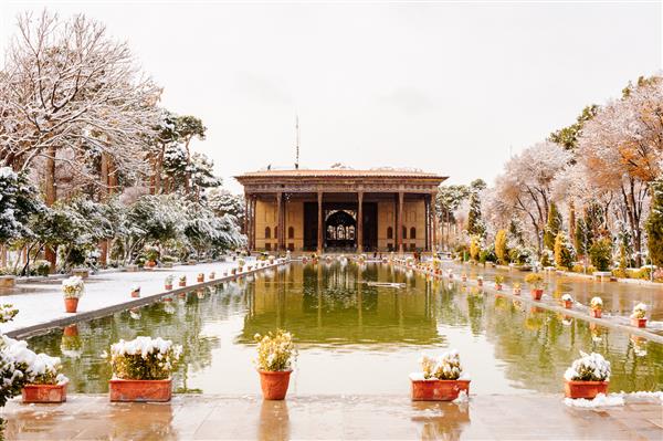 چهل ستون غرفه ای در وسط پارک در انتهای یک استخر طولانی در اصفهان ایران ساخته شده توسط شاه عباس دوم است میراث جهانی یونسکو