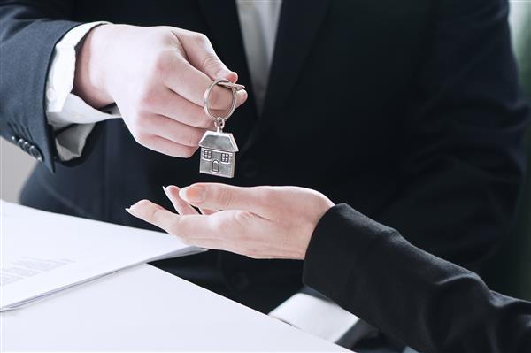 دو تاجر پس از یک معامله موفق کلیدها را تحویل می دهند