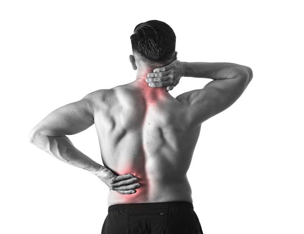 نمای پشتی مرد جوانی با اندام عضلانی که گردن خود را نگه داشته و از کمردرد رنج می برد در آسیب ورزشی ستون فقرات و تنش تناسب اندام جدا شده بر روی سیاه و سفید با محل درد لکه قرمز