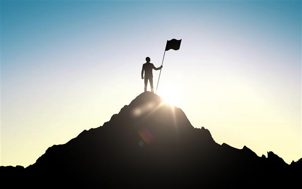 مرد با پرچم در بالای کوه بر فراز آسمان و نور خورشید مفهوم موفقیت