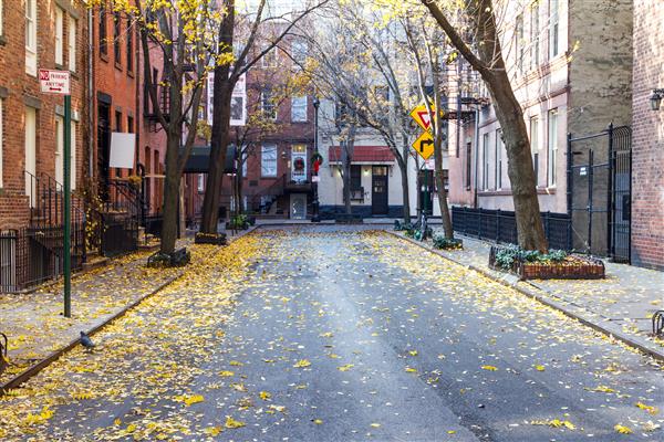 خیابان خالی آرام در محله تاریخی دهکده گرینویچ منهتن شهر نیویورک