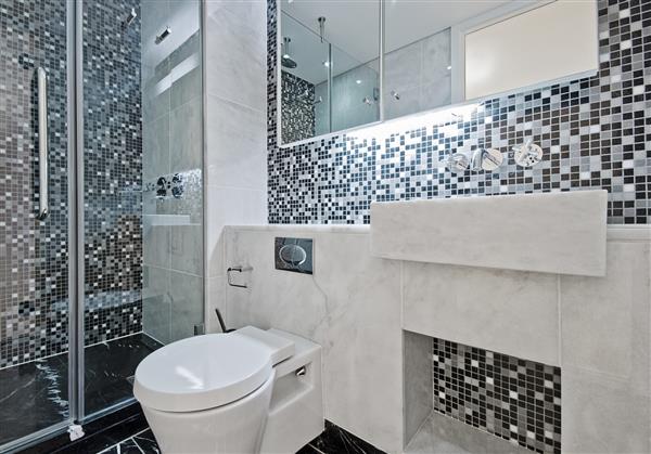 حمام لوکس مدرن با کاشی معرق از کف تا سقف