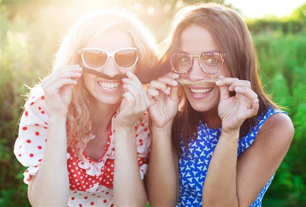 دو دختر عینک عکس سلفی می سازد