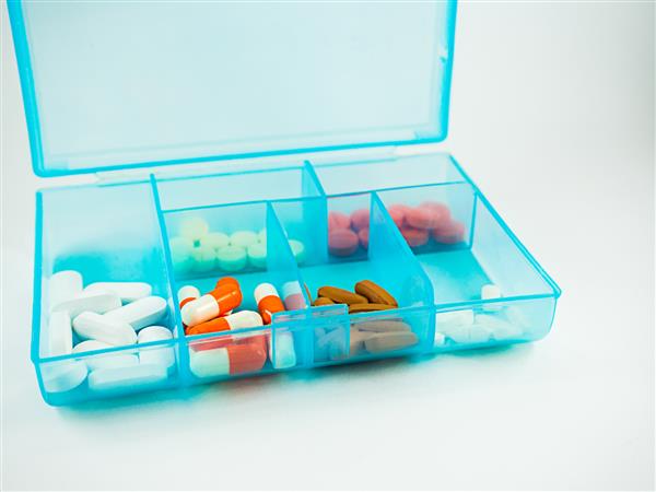جعبه دوز دارو قرص و ویتامین های تجویز شده در جعبه قرص آبی