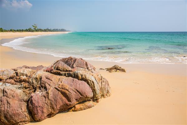 ساحل صخره ای در جزیره جنوب تایلند