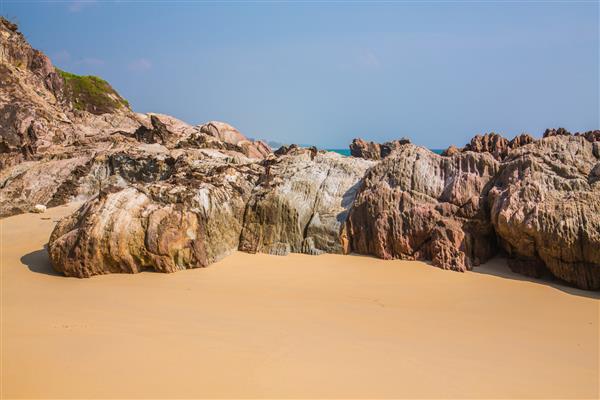 ساحل صخره ای در جزیره جنوب تایلند