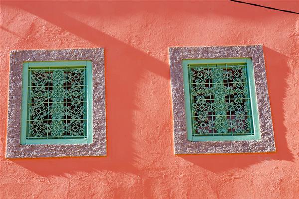 پنجره نارنجی در مراکش آفریقا ساخت و ساز قدیمی و دیوار قهوه ای