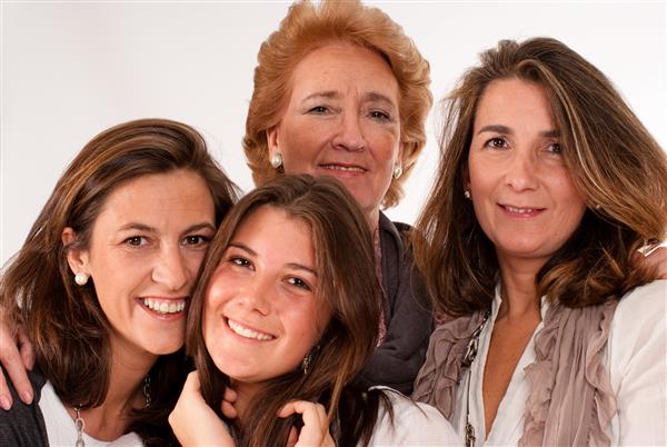 تصویر جدا شده از چهار زن در نسل های مختلف