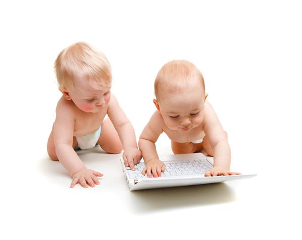 دو نوزاد پسر مدرن با لپ تاپ