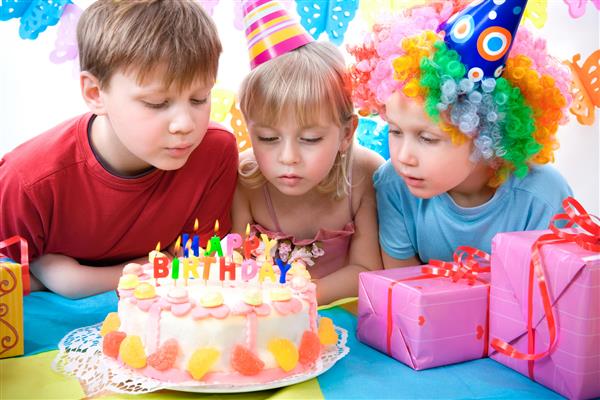 بچه هایی که جشن تولد را جشن می گیرند
