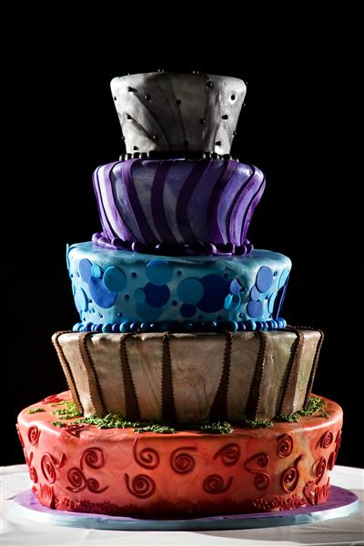 کیک پنج طبقه و پر رنگ طراحی به سبک کارتون