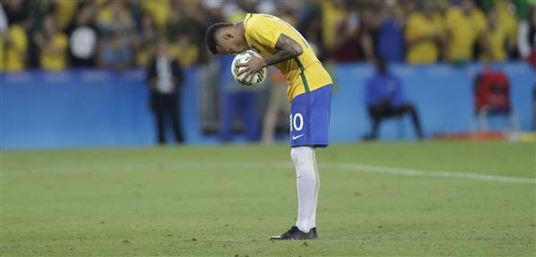 ریو دو ژانیرو 20 آگوست 2016 نیمار بازیکن فوتبال برزیل توپ را برای بدست آوردن یک پنالتی بوسید