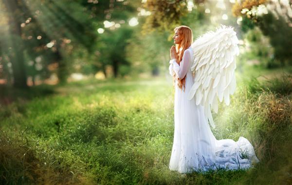 عکس فانتزی از فرشته زیبا با لباس ایستاده در پرتوهای خدا که به یک پدرخوانده دعا می کند یک دختر بور شگفت انگیز با موهای فرفری بلند و بالهای سفید که در زیر نور خورشید ایستاده اند کار هنری و افسانه