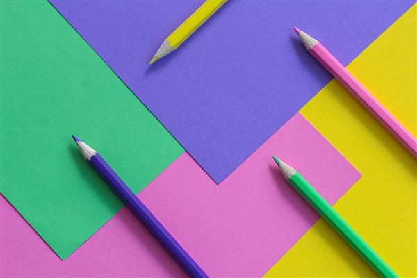 زمینه کاغذ و مداد رنگی