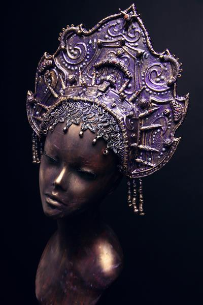 مجسمه زن برنز با تزئین سر فلزی بنفش