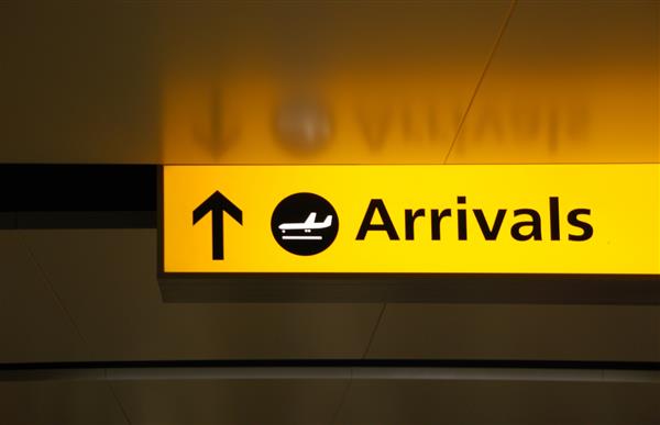 تابلو ورود زرد در یک فرودگاه بین المللی