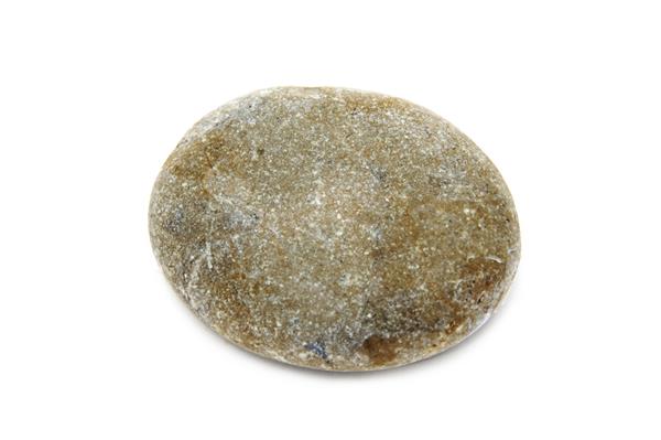 یک سنگ گرد که روی زمینه سفید جدا شده است