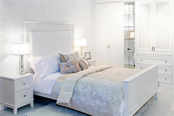 اتاق خواب سفید فانتزی زیبا با تخت دونفره