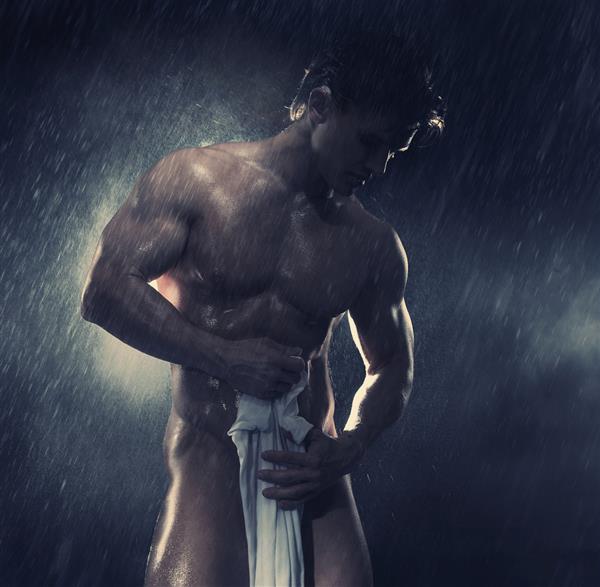 ورزشکار جوان که در زیر باران ایستاده است