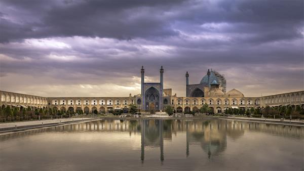 نمایی از میدان نقش جهان هنگام غروب خورشید اصفهان