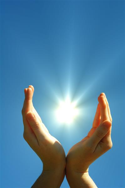 دست خورشید و آسمان آبی با فضای کپی که آزادی یا مفهوم انرژی خورشیدی را نشان می دهد