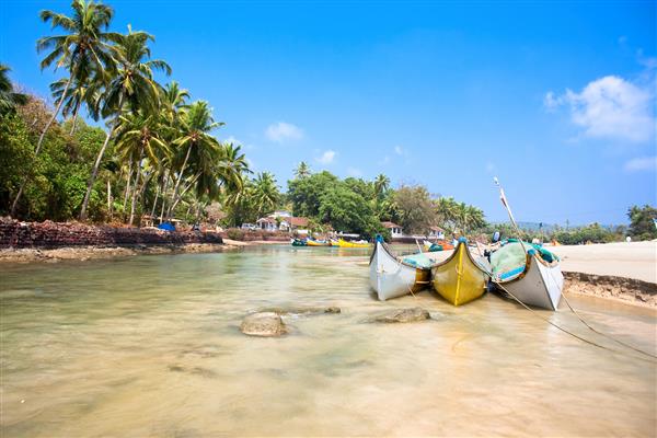 نمایی زیبا از رودخانه کوچک هند با قایق های صیادی چوبی ماهیگیر در ساحل باگا گوا هند