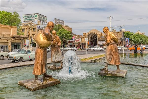 یزد ایران مجسمه های چشمه سه مسافر قدیمی در مقابل میدان معروف امیر چخماق در مرکز شهر قدیمی