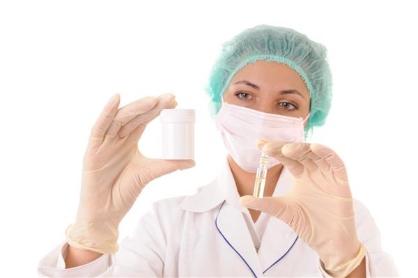 زن با لباس کار پزشکی با بطری و آمپول با داروهای در دست روی پس زمینه سفید