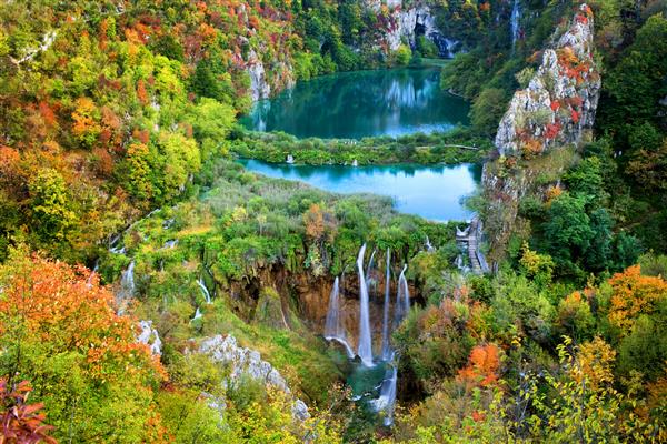 چشم انداز دیدنی و جذاب پاییزی با دریاچه ها و آبشار در پارک ملی دریاچه های پلیتویس کرواسی