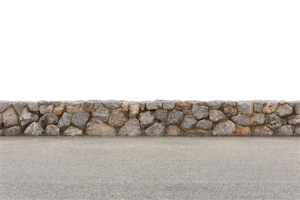 دیوار سنگی خاکستری جدا شده در جاده