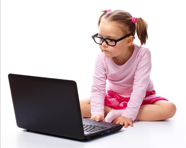 دختر کوچک ناز با لپ تاپ اش روی زمین نشسته است و عینکی به چشم دارد