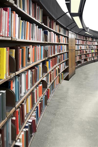فضای داخلی کتابخانه با قفسه های کتاب