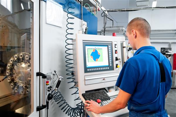 تکنسین مکانیکی عامل مرکز تراش فرز CNC در کارگاه ابزار