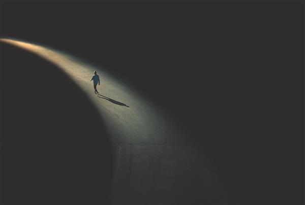 مرد در حال راه رفتن در شب