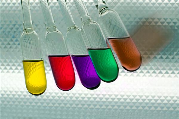 پنج فلاسک با مایعات شیمیایی با رنگهای مختلف