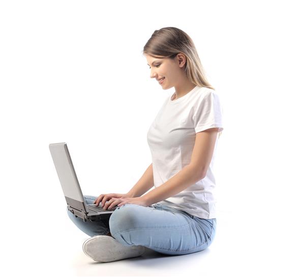 لبخند زن با استفاده از لپ تاپ