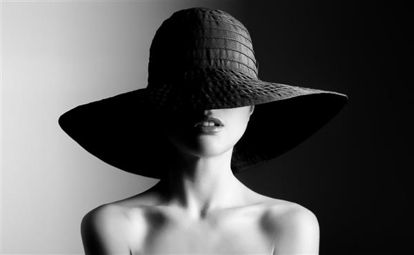 زن مد کلاه کنتراست سیاه و سفید
