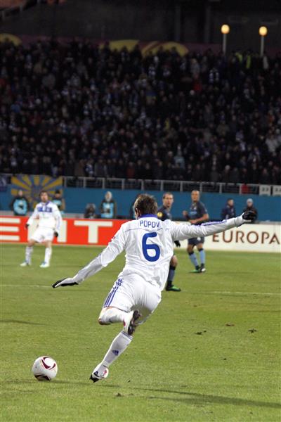 کیوواوکراین - 10 مارس گوران پوپوف از دیناموکیف در جریان بازی لیگ یوفا در برابر اروپا مقابل منچسترسیتی در تاریخ 10 مارس 2011 در کیف اوکراین توپ را لگد زد