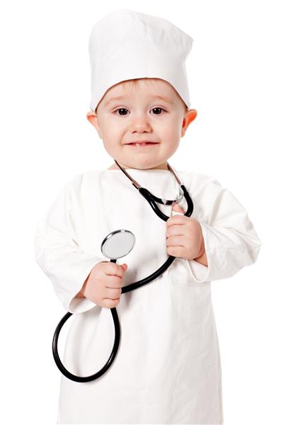 پسر بچه در لباس دکتر که روی سفید جدا شده است