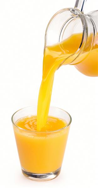 آب پرتقال از یک جام درون لیوان ریخته می شود