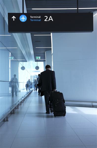مسافران با چمدان در فرودگاه