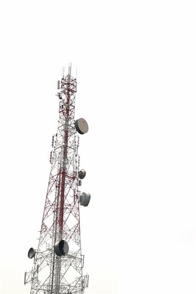 برج آنتن ارتباطات تلفن همراه که روی سفید قرار دارد