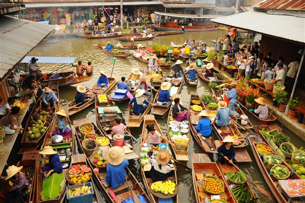 بانکوک - 13 آوریل قایق های چوبی در 13 آوریل 2011 در بانکوک مشغول حمل و نقل مردم در بازار شناور آمفاوا بودند یک روش محبوب سنتی خرید و فروش که هنوز در کانال های آمفاوا تایلند انجام می شود