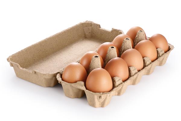 جعبه تخم مرغی کارتنی با تخم مرغ های جدا شده روی زمینه سفید