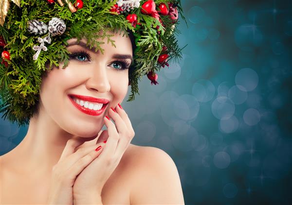 پرتره کریسمس مدل زن با لبخند زیبا مفهوم سال نو یا کریسمس