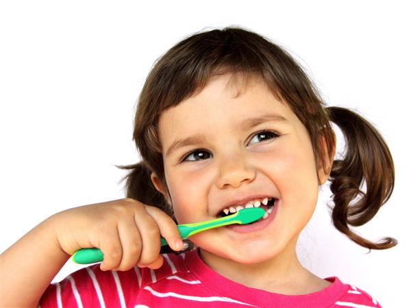 پرتره مسواک زدن دندان دختر کوچک