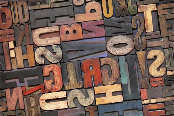 بلوک های حروف چاپی با جوهر رنگی مجموعه ای تصادفی از اندازه و سبک متفاوت